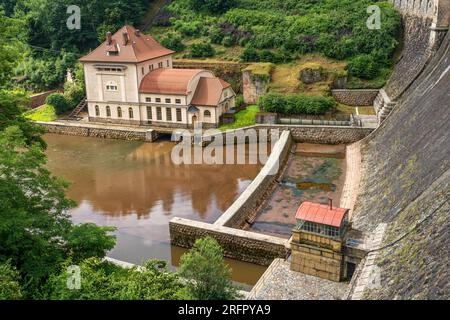 Staudamm auf dem Fluss Labe, Teil des Stausees Les Kralovstvi in Bílá Třemešná, Tschechische Republik Stockfoto