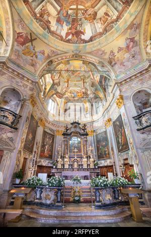 BOLETO, ITALIEN - 19. JULI 2022: Die Presbyterie der barocken Kirche Santuario della Madonna del Sasso. Stockfoto