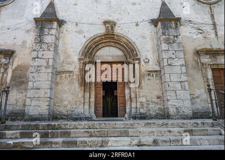 Die Pfarrkirche Santa Maria della Valle, auch bekannt als dell'Assunta, ist die wichtigste Kirche von Scanno. Es befindet sich auf dem gleichnamigen Platz, Stockfoto