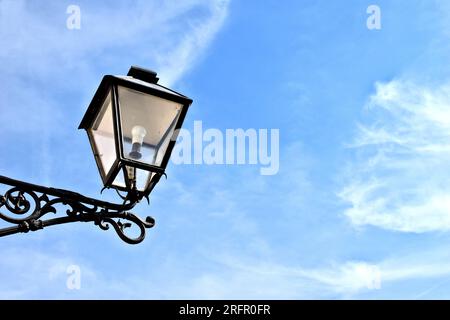 Eine alte Straßenlampe und blauer Himmel Stockfoto