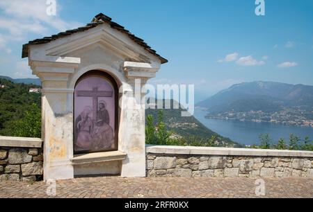 Ausblick auf den Lago d Orta See von Sanstuario Madonna del Sasso. Stockfoto