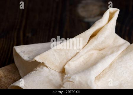 Frischer und weicher Weizenlavash auf einem Brett, armenischer Lavash wird während des Kochens auf einem Brett gestapelt Stockfoto