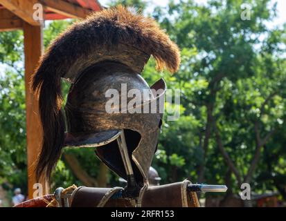 Alte Metallpanzerung ist ein eisernes Detail. Im Freien. Stockfoto