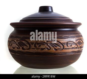 Keramiktopf für die Soße. Isoliert auf weißem Hintergrund. Stockfoto