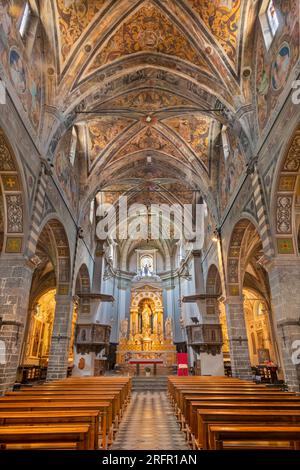 BELLANO, ITALIEN - 20. JULI 2022: Das Schiff der Kirche Chiesa dei santi Nazareo e Celso mit dem Renaissance-Deckenfresko aus dem Jahr 1530. Stockfoto