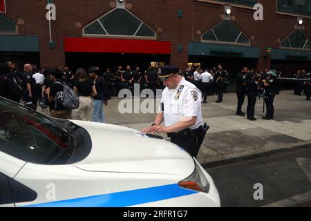 NEW YORK, NEW YORK – AUG 4: Blick auf den Union Square wo der beliebte Streamer Kai Cenat in den sozialen Medien Spielkonsolen hielt, die als Werbegeschenk für die Erkenntnis der Menschenmassen und der viralen Natur des Postens auftraten, brach Gewalt gegen Polizei und Einzelhandelsgeschäfte in New York City aus. Der beliebte Streamer Kai Cenat in den sozialen Medien wird wahrscheinlich mindestens zwei Anklagepunkte wegen Aufruhrs und rechtswidriger Versammlung zu verantworten haben, nachdem die riesige Menschenmenge von Tausenden von Menschen den Union Square Park übernommen hat. Das von Cenat ausgelöste Geschenkestival wurde gewalttätig und hinterließ mehrere Polizisten verletzt und eine Reihe von Menschen, einschließlich des Einflussnehmers selbst, C. Stockfoto