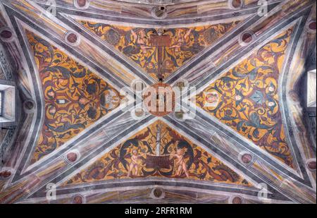 BELLANO, ITALIEN - 20. JULI 2022: Renaissance-Deckenfresko mit den Symbnolen der Kreuzigung der Kirche Chiesa dei santi Nazareo e Celso Stockfoto