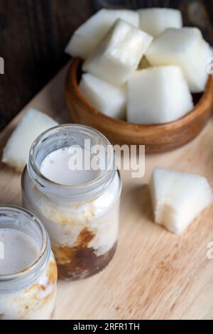 Joghurt aus frischer Milch mit süßer Marmelade aus Feigen mit Obststücken, köstlicher Joghurt mit dem Geschmack von Feigen Stockfoto