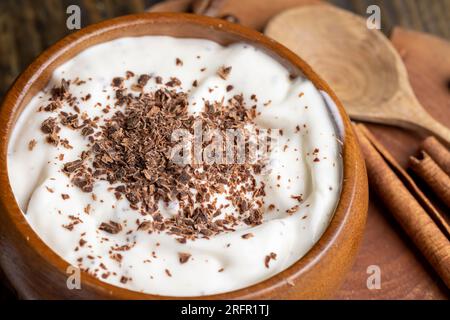 Joghurt aus Sahne mit Schokoladenstücken und Krümeln, hausgemachter Joghurt aus Milchprodukten mit Milchschokolade Stockfoto