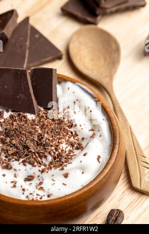 Joghurt aus Sahne mit Schokoladenstücken und Krümeln, hausgemachter Joghurt aus Milchprodukten mit Milchschokolade Stockfoto
