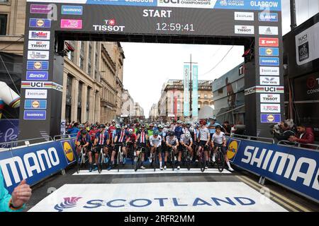 Glasgow, Großbritannien. 05. Aug. 2023. Fahrer zu Beginn des Men Junior Road Race bei der UCI World Championships Cycling, in Glasgow, Schottland, Samstag, den 05. August 2023. UCI organisiert die Welten mit allen Disziplinen des Radfahrens, des Straßenrades, des Indoor-Radfahrens, des Mountainbikes, des BMX-Rennens, Straßen- und Hallenparkradfahren, in Glasgow vom 05. Bis 13. August. BELGA FOTO DAVID PINTENS Kredit: Belga News Agency/Alamy Live News Stockfoto