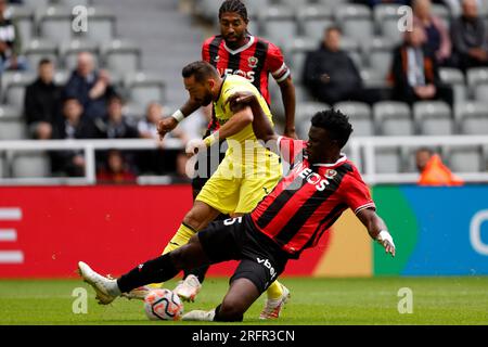 Jose Luis Morales von Villarreal versucht, während des Sela-Cup-Spiels in St. einen Torschuss zu schießen, der von Nizzas Youssouf Ndayishimiye blockiert wird James' Park, Newcastle-upon-Tyne. Foto: Samstag, 5. August 2023. Stockfoto