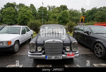 Prag, Tschechische Republik. 05. Aug. 2023. Der tschechische Mercedes-Benz-Club feiert 60 Jahre seines Bestehens im Nationalen Technikmuseum. 130 Fahrzeuge werden bei diesem Anlass am 5. August 2023 in Prag, Tschechische Republik, präsentiert. Kredit: Michaela Rihova/CTK Photo/Alamy Live News Stockfoto