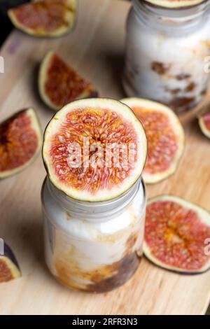 Joghurt aus frischer Milch mit süßer Marmelade aus Feigen mit Obststücken, köstlicher Joghurt mit dem Geschmack von Feigen Stockfoto