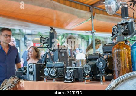 04.08.2023. Barcelona, ​​Spain, alte Kameras auf dem Flohmarkt Stockfoto