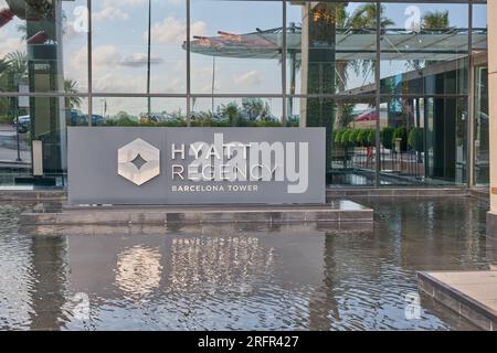 04.08.2023. Barcelona, ​​Spain, Schild am Haupteingang des hyatt Regency barcelona Tower Hotels in bellvitge Stockfoto