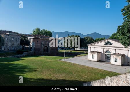 Blick auf einen Teil der Stadt Lucca von der umliegenden mittelalterlichen Stadtmauer in der Toskana in Italien. Stockfoto
