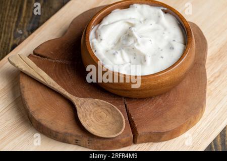 Joghurt aus Sahne mit Schokoladenstücken und Krümeln, hausgemachter Joghurt aus Milchprodukten mit Milchschokolade Stockfoto