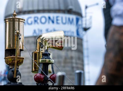 Alt Schwerin, Deutschland. 05. Aug. 2023. Das Dampfpfeifen des Traktors „Lady Jane“ von Aveling & Porter aus dem Baujahr 1928 kann man auf der diesjährigen Dampfkonferenz im Agricultural History Museum Agroneum sehen. Vor allem Technologiefans aus den Niederlanden, die wegen Corona nicht zum letzten Treffen vor zwei Jahren reisen konnten, sind wieder in das Mecklenburg-Seengebiet gereist. Insgesamt sind mehr als 50 dampfbetriebene Traktoren und Maschinen in Aktion zu sehen, darunter etwa 13 große Maschinen. Kredit: Jens Büttner/dpa/Alamy Live News Stockfoto