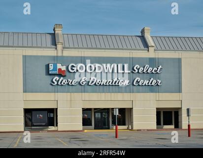 Houston, Texas, USA 07-04-2023: Goodwill Select Händlerfront und Parkplatz in Houston, TX. Gemeinnützige Wohltätigkeitsorganisation, gegründet 1902. Stockfoto