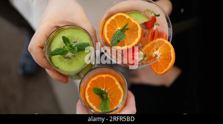 Top-Blick auf drei verschiedene köstliche Cocktails mit Minze und saftigen Früchten Stockfoto