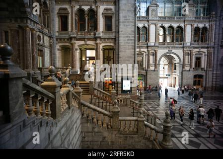 Bahnhof Antwerpen (Antwerpen-Centraal) in Antwerpen. Es wurde zwischen 1895 und 1905 erbaut und gilt als viertschönster Bahnhof Stockfoto