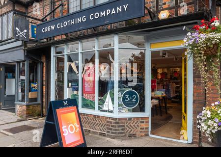 Crew Clothing Company Shop auf der High Street im Stadtzentrum von Marlborough, Wiltshire, England, Großbritannien Stockfoto