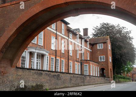 Marlborough College Buildings and Arch over Road, Schamschule in Wiltshire, England, Großbritannien Stockfoto