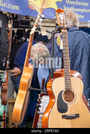 Sidmouth, 5. August 23 eine Gelegenheit, neue Instrumente auf der Sidmouth Folk Week auszuprobieren. Jetzt im 68. Jahr beginnt das Sidmouth Folk Festival heute und dauert bis Freitag, den 11. Seit den bescheidenen Anfängen des Jahres 1955 bringt die Veranstaltung heute Zehntausende von Musikern und Tänzern zusammen, für eine Woche voller Volkskunst. Kredit: Photo Central/Alamy Live News Stockfoto