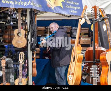 Sidmouth, 5. August 23 eine Gelegenheit, neue Instrumente auf der Sidmouth Folk Week auszuprobieren. Jetzt im 68. Jahr beginnt das Sidmouth Folk Festival heute und dauert bis Freitag, den 11. Seit den bescheidenen Anfängen des Jahres 1955 bringt die Veranstaltung heute Zehntausende von Musikern und Tänzern zusammen, für eine Woche voller Volkskunst. Kredit: Photo Central/Alamy Live News Stockfoto