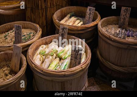 Verschiedene eingelegtes Gemüse an Nishiki Markt, Kyoto, Japan Stockfoto