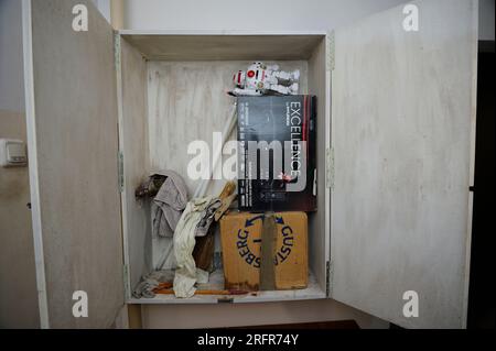 Feuerlöschausrüstung im Wohnhaus. Keine Ausrüstung, es ist ein Chaos, das übliche bei Häusern. 15. Februar 2020. Kiew, Ukraine Stockfoto