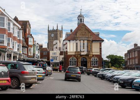 Marlborough High Street mit Verkehr im Stadtzentrum, Wiltshire, England, Großbritannien Stockfoto