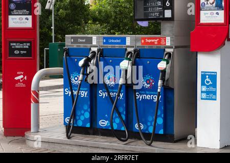 Synergie-Benzinpumpen an einer Esso-Tankstelle, bleifreies Benzin, Diesel, England, Großbritannien Stockfoto