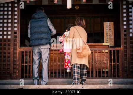 Japanisches Mädchen posiert während Shichi-Go-San Tag am Oyama Jinja Schrein, Kanazawa, Japan Stockfoto