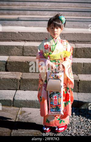 Japanisches Mädchen posiert während Shichi-Go-San Tag am Oyama Jinja Schrein, Kanazawa, Japan Stockfoto