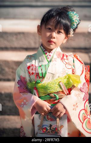 Japanisches Mädchen posiert während Shichi-Go-San Tag am Oyama Jinja Schrein, Kanazawa, Japan Stockfoto