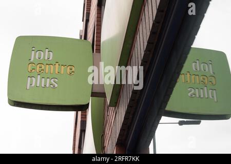 JobCentre Plus Beschilderung, Shepherd's Bush Jobcenter, Uxbridge Road, Shepherd's Bush, London, W12, England, Großbritannien Stockfoto