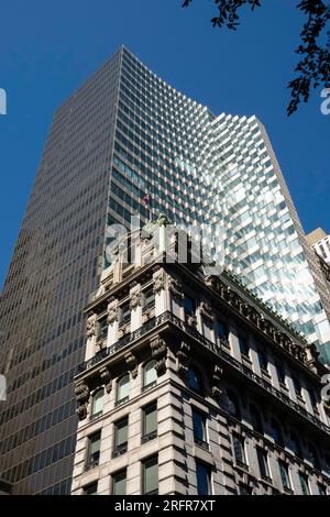 452 Fifth Avenue, Beaux-Arts und Modern Tower kontrastierende Architektur, New York City, USA 2023 Stockfoto