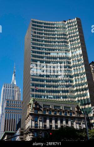 452 Fifth Avenue, Beaux-Arts und Modern Tower kontrastierende Architektur, New York City, USA 2023 Stockfoto