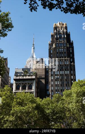 Das Bryant Park Hotel bietet architektonische Details und blickt auf den Bryant Park, 2023, New York City, USA Stockfoto