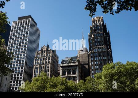 Das Bryant Park Hotel bietet architektonische Details und blickt auf den Bryant Park, 2023, New York City, USA Stockfoto