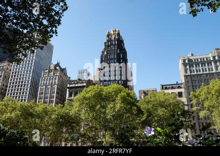 Das Bryant Park Hotel bietet architektonische Details und blickt auf den Bryant Park, 2023, New York City, USA Stockfoto