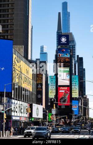 Der Times Square ist in den elektronischen Werbetafeln 2023, New York City, USA, zu sehen Stockfoto