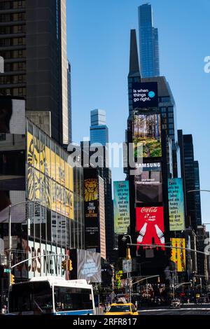 Der Times Square ist in den elektronischen Werbetafeln 2023, New York City, USA, zu sehen Stockfoto