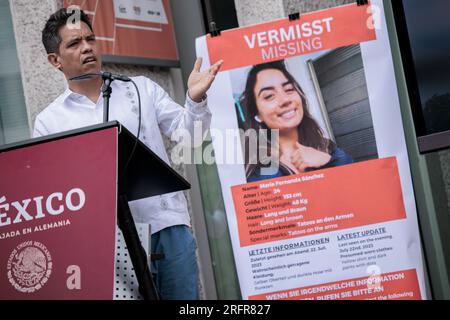Berlin, Deutschland. 05. Aug. 2023. 05. August 2023, Berlin: Francisco Quiroga, mexikanischer Botschafter in Berlin, zündet eine Kerze während einer Solidaritätskundgebung für einen vermissten Studenten aus Mexiko vor der mexikanischen Botschaft an. Der 24-jährige María Fernanda Sánchez Castañeda wird seit Juli 22 vermisst. Foto: Carsten Koall/dpa Credit: dpa Picture Alliance/Alamy Live News Stockfoto