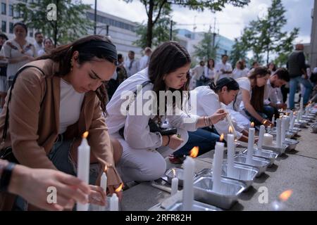 Berlin, Deutschland. 05. Aug. 2023. 05. August 2023, Berlin: Teilnehmer zünden Kerzen vor der mexikanischen Botschaft an, während einer Solidaritätsveranstaltung für einen vermissten Studenten aus Mexiko. Der 24-jährige María Fernanda Sánchez Castañeda wird seit Juli 22 vermisst. Foto: Carsten Koall/dpa Credit: dpa Picture Alliance/Alamy Live News Stockfoto