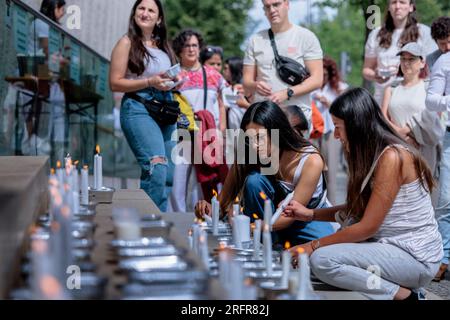 Berlin, Deutschland. 05. Aug. 2023. 05. August 2023, Berlin: Teilnehmer zünden Kerzen vor der mexikanischen Botschaft an, während einer Solidaritätsveranstaltung für einen vermissten Studenten aus Mexiko. Der 24-jährige María Fernanda Sánchez Castañeda wird seit Juli 22 vermisst. Foto: Carsten Koall/dpa Credit: dpa Picture Alliance/Alamy Live News Stockfoto