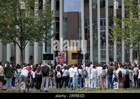 Berlin, Deutschland. 05. Aug. 2023. 05. August 2023, Berlin: Teilnehmer an einer Solidaritätskundgebung für einen vermissten Studenten aus Mexiko stellen Kerzen vor der mexikanischen Botschaft auf. Der 24-jährige María Fernanda Sánchez Castañeda wird seit Juli 22 vermisst. Foto: Carsten Koall/dpa Credit: dpa Picture Alliance/Alamy Live News Stockfoto