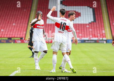 Sheffield, Großbritannien. 05. Aug. 2023. VfB Stuttgart Forward Sehrou Guirassy (9) erzielt ein TOR 0-3 und feiert VfB Stuttgart Verteidiger Atakan Karazor (16) während des Vorsaison-freundlichen Spiels des FC Sheffield gegen VfB Stuttgart am 5. August 2023 in Bramall Lane, Sheffield, Großbritannien. Gutschrift: Jede zweite Media/Alamy Live News Stockfoto